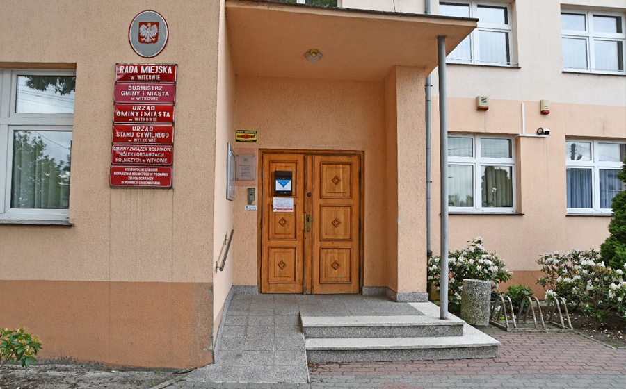 Zdjęcie drzwi wejściowych do urzędu